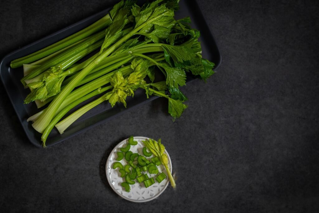a bunch of celery sitting on top of a table a bunch of celery sitting on top of a table